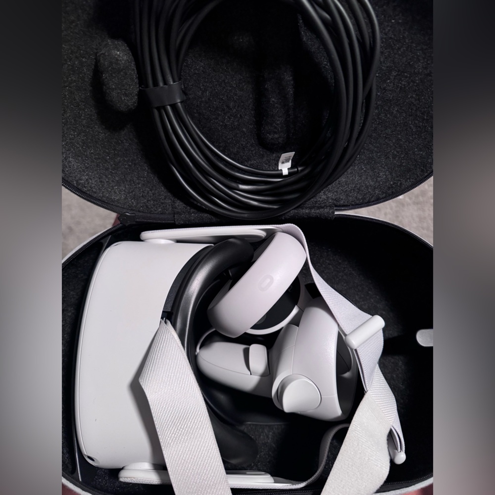 Oculus Quest 2 Headset and controllers - Picture 2 of 3